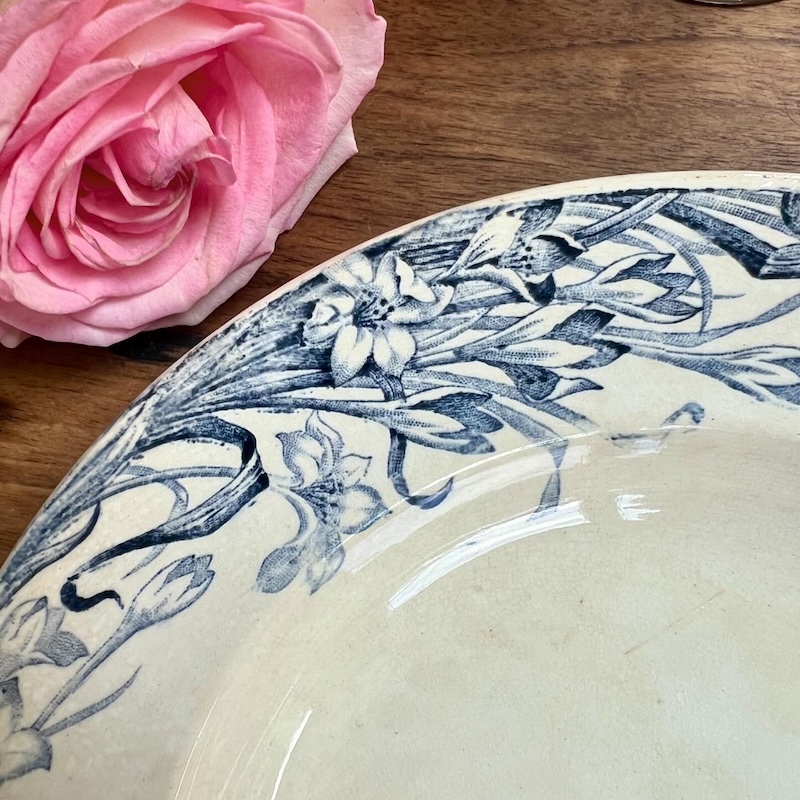assiettes-creuses-bleu-vaisselle-ancienne-roseaux-longwy-brocnpeps