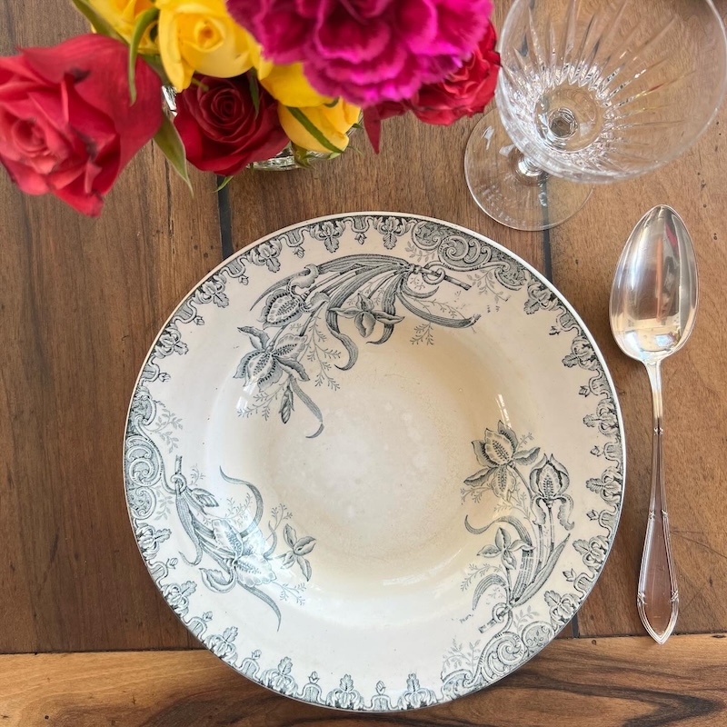 assiettes-creuses-iris-ste-amandinoise-faience-francaise-vintage-brocnpeps