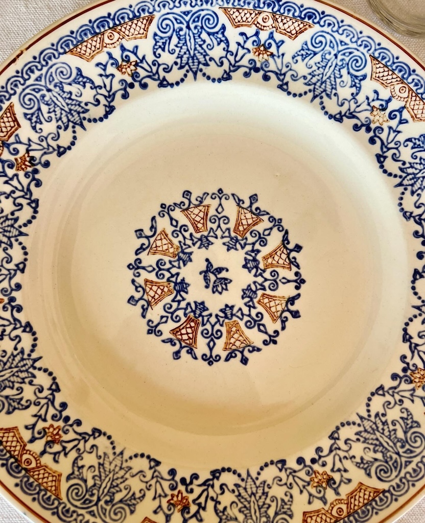 assiette-plate-rouennais-longwy-vaisselle-faience-france-art-de-la-table-brocnpeps