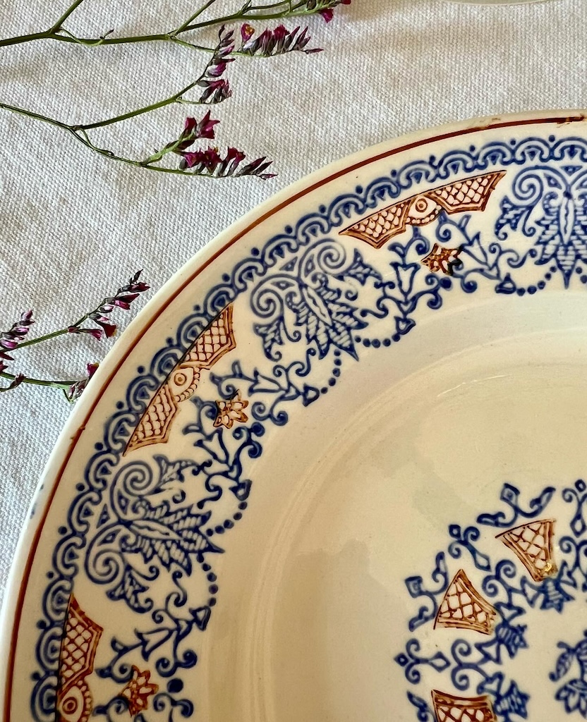 assiette-plate-rouennais-longwy-vaisselle-faience-france-art-de-la-table-brocnpeps
