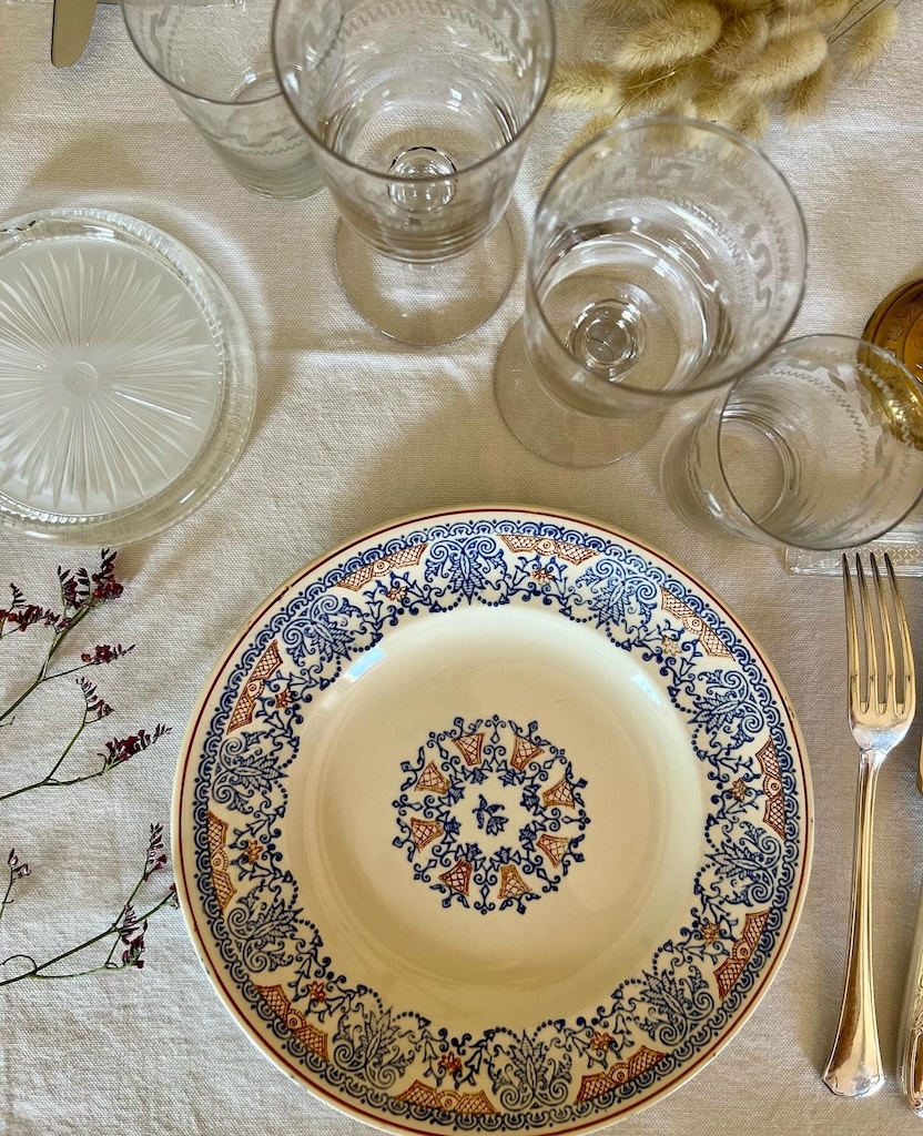 assiette-plate-rouennais-longwy-vaisselle-faience-france-art-de-la-table-brocnpeps