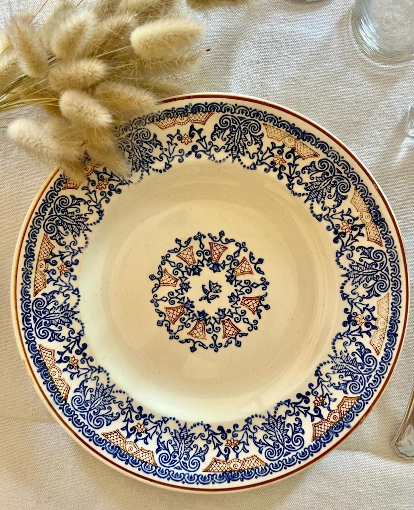 assiette-plate-rouennais-longwy-vaisselle-faience-france-art-de-la-table-brocnpeps