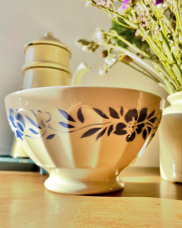 Bol_géant_cotele_piedouche_vintage_fleurs_bleus_brocnpeps