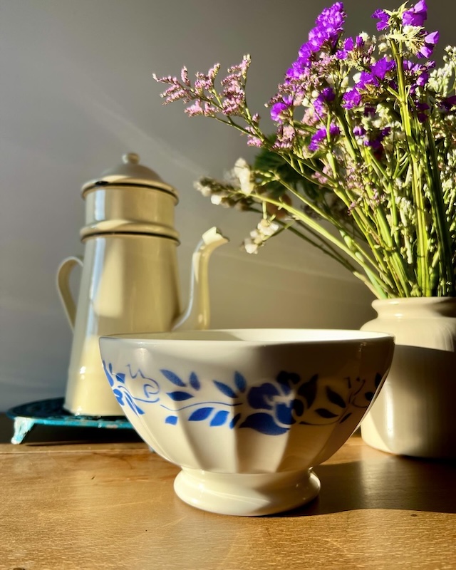 Bol_géant_cotele_piedouche_vintage_fleurs_bleus_brocnpeps