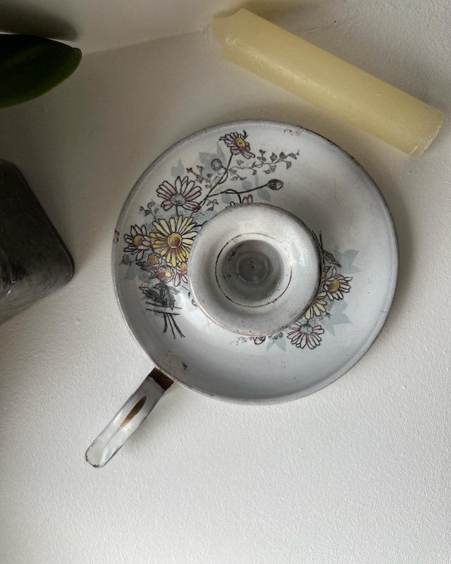 bougeoir_rat_de_cave_emaillé_fleurs_vintage_bougie_chandelier_brocnpeps