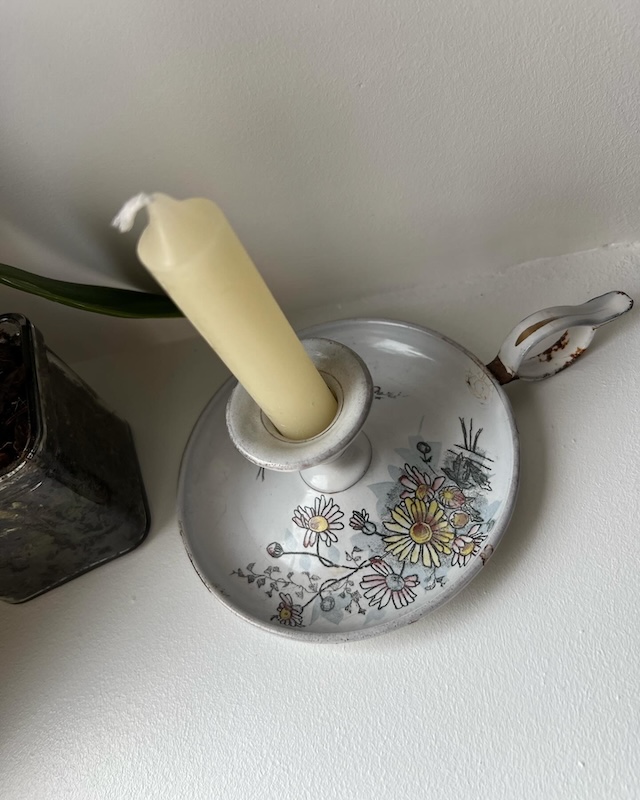 bougeoir_rat_de_cave_emaillé_fleurs_vintage_bougie_chandelier_brocnpeps