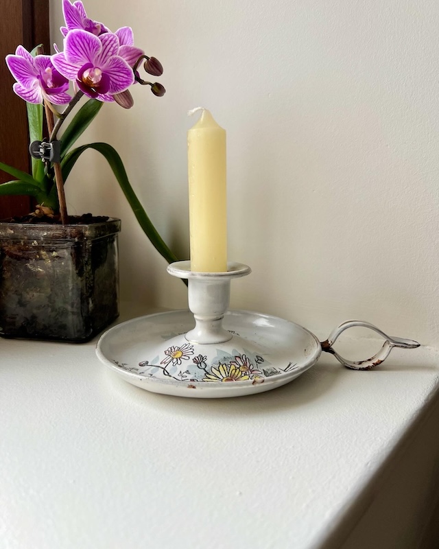 bougeoir_rat_de_cave_emaillé_fleurs_vintage_bougie_chandelier_brocnpeps