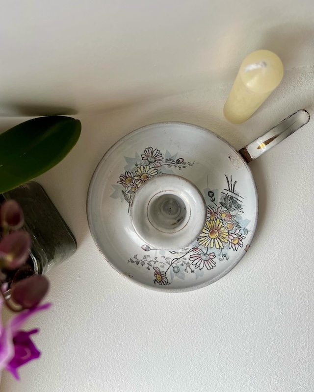 bougeoir_rat_de_cave_emaillé_fleurs_vintage_bougie_chandelier_brocnpeps