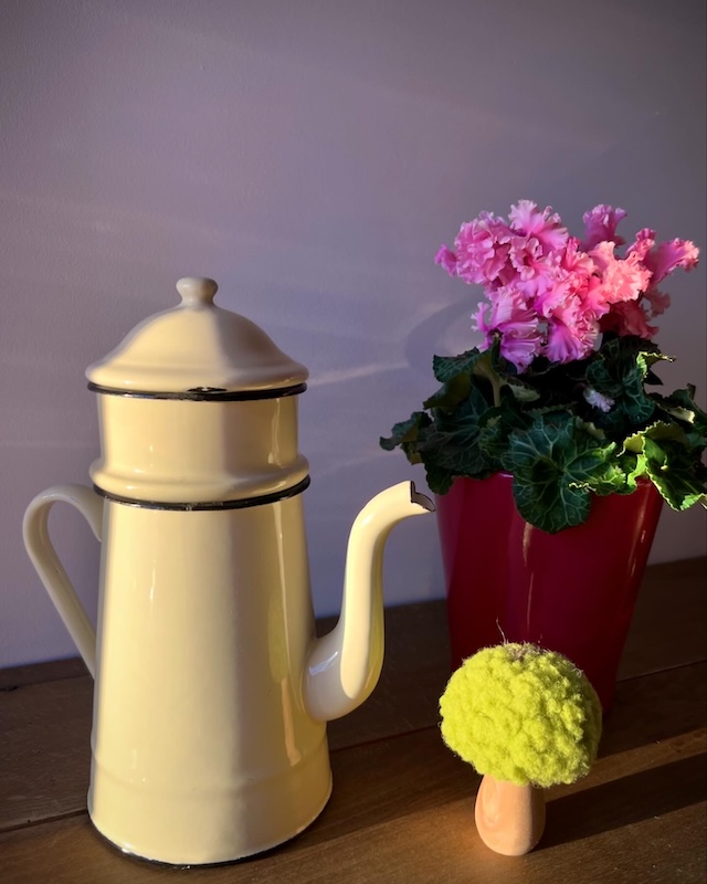 Jolie cafetière émaillée crème