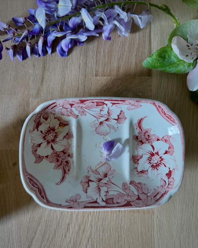porte_savon_fleurs_roses_terre_de_fer_vintage_deco_ancienne_brocnpeps
