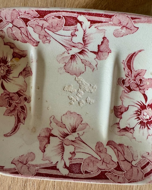 porte_savon_fleurs_roses_terre_de_fer_vintage_deco_ancienne_brocnpeps