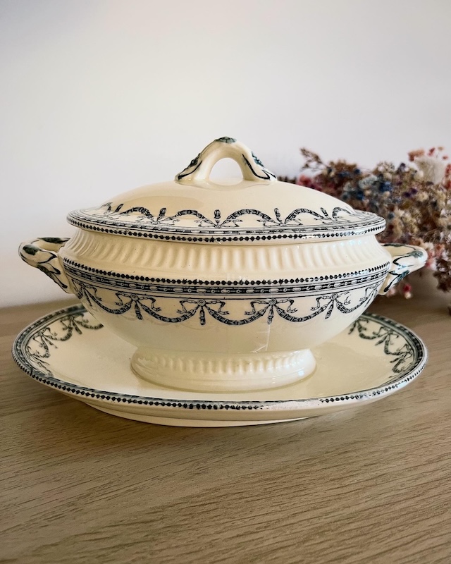 Adorable saucière – Guirlandes Louis XVI Salins – Vendue