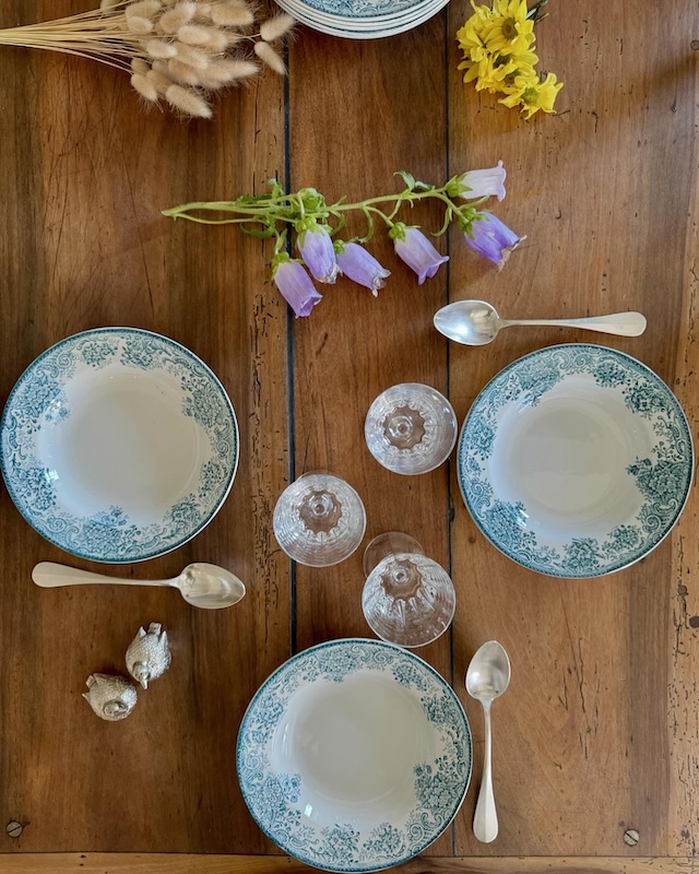 Assiette_creuse_fleurs_bleues_terre_de_fer_printania_ste_amandinoise_brocnpeps
