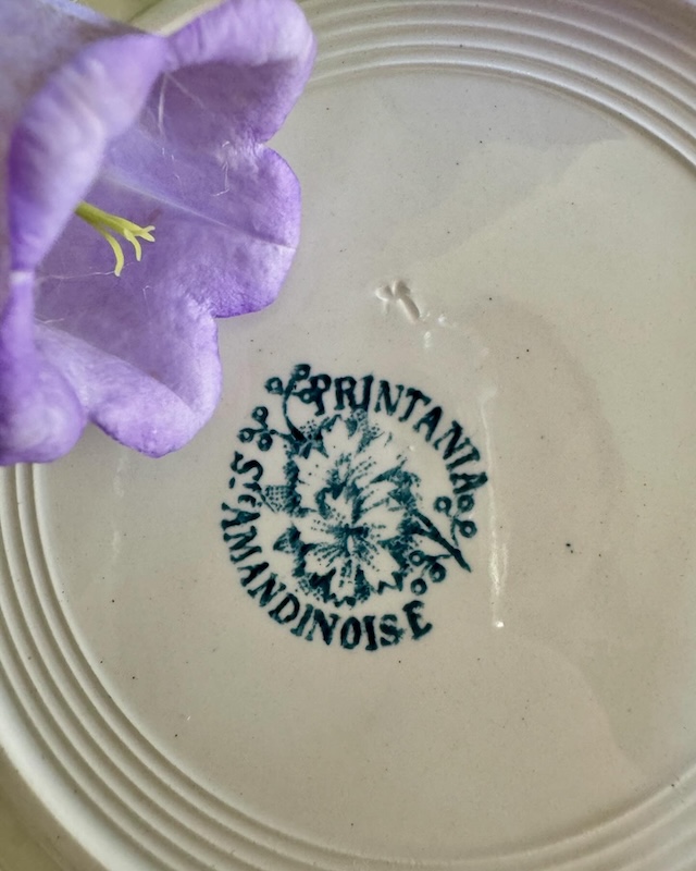 Assiette_creuse_fleurs_bleues_terre_de_fer_printania_ste_amandinoise_brocnpeps