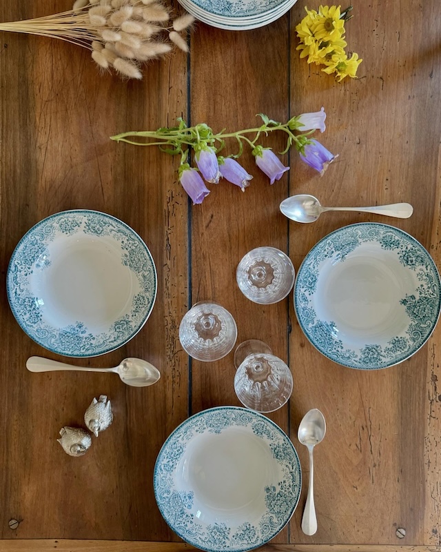 Assiette_creuse_fleurs_bleues_terre_de_fer_printania_ste_amandinoise_brocnpeps