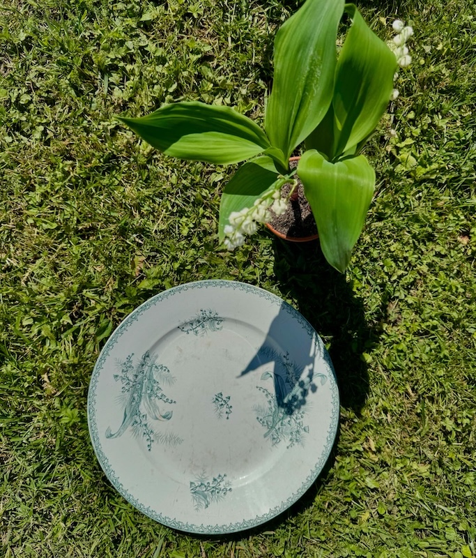 plat_rond_terre_de_fer_muguet_ste_amandinoise_brocnpeps_vaisselle