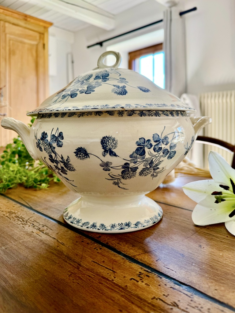 Belle soupière bleue – Madeleine P-F